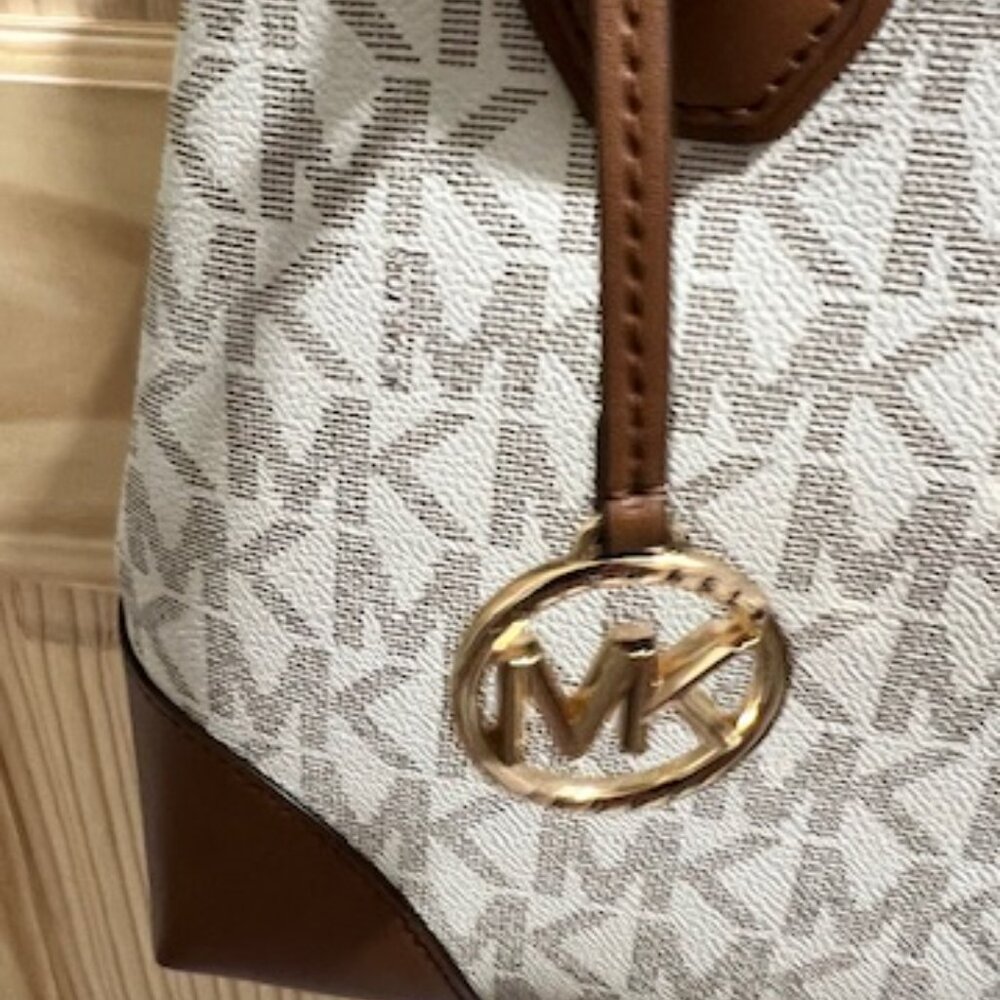 Michael Kors Mercer Gallery Medium Center Zip Tote - Picture 5 of 14